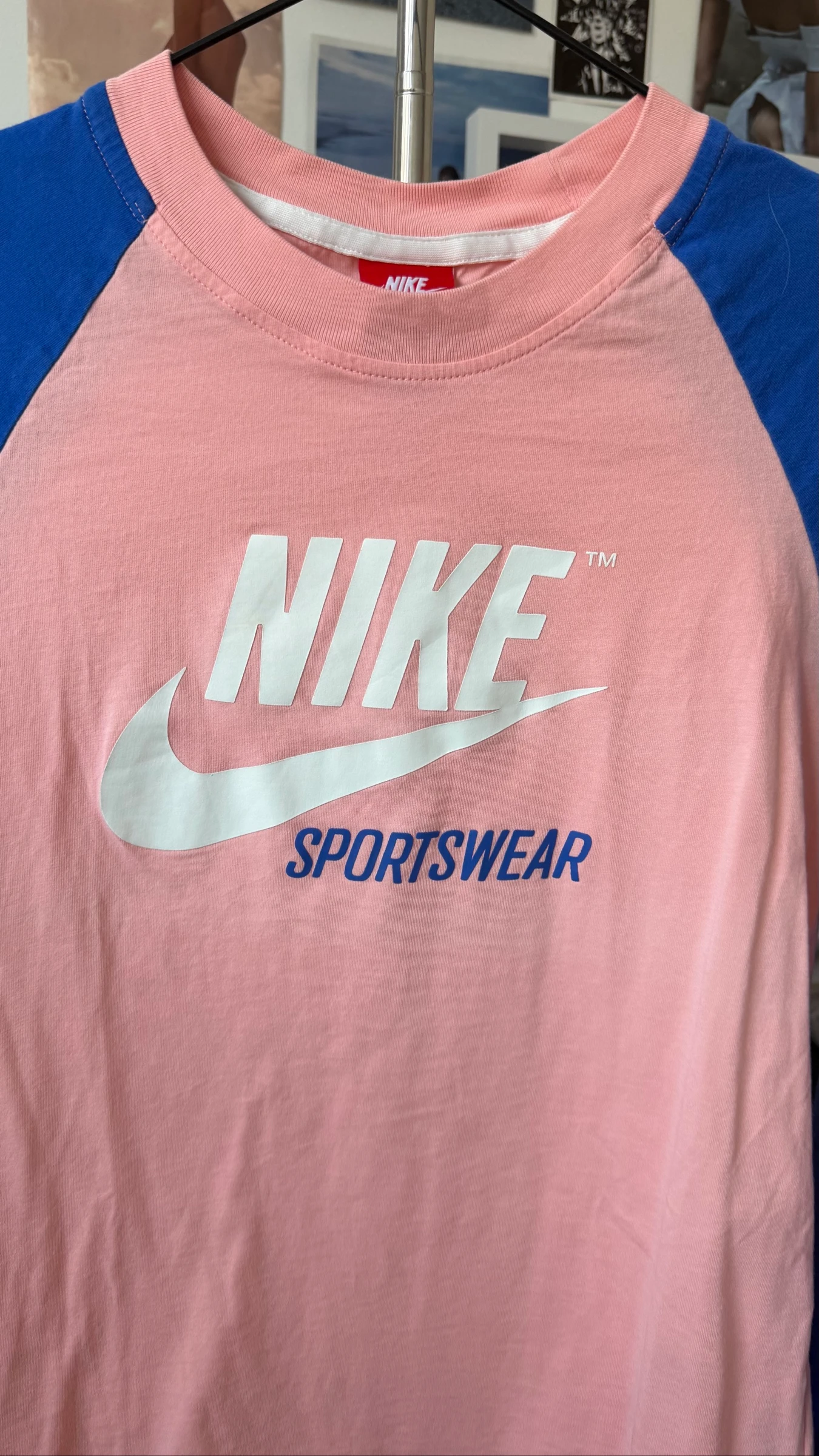 Camiseta Nike Sportswear rosa y azul talla S – photo 4